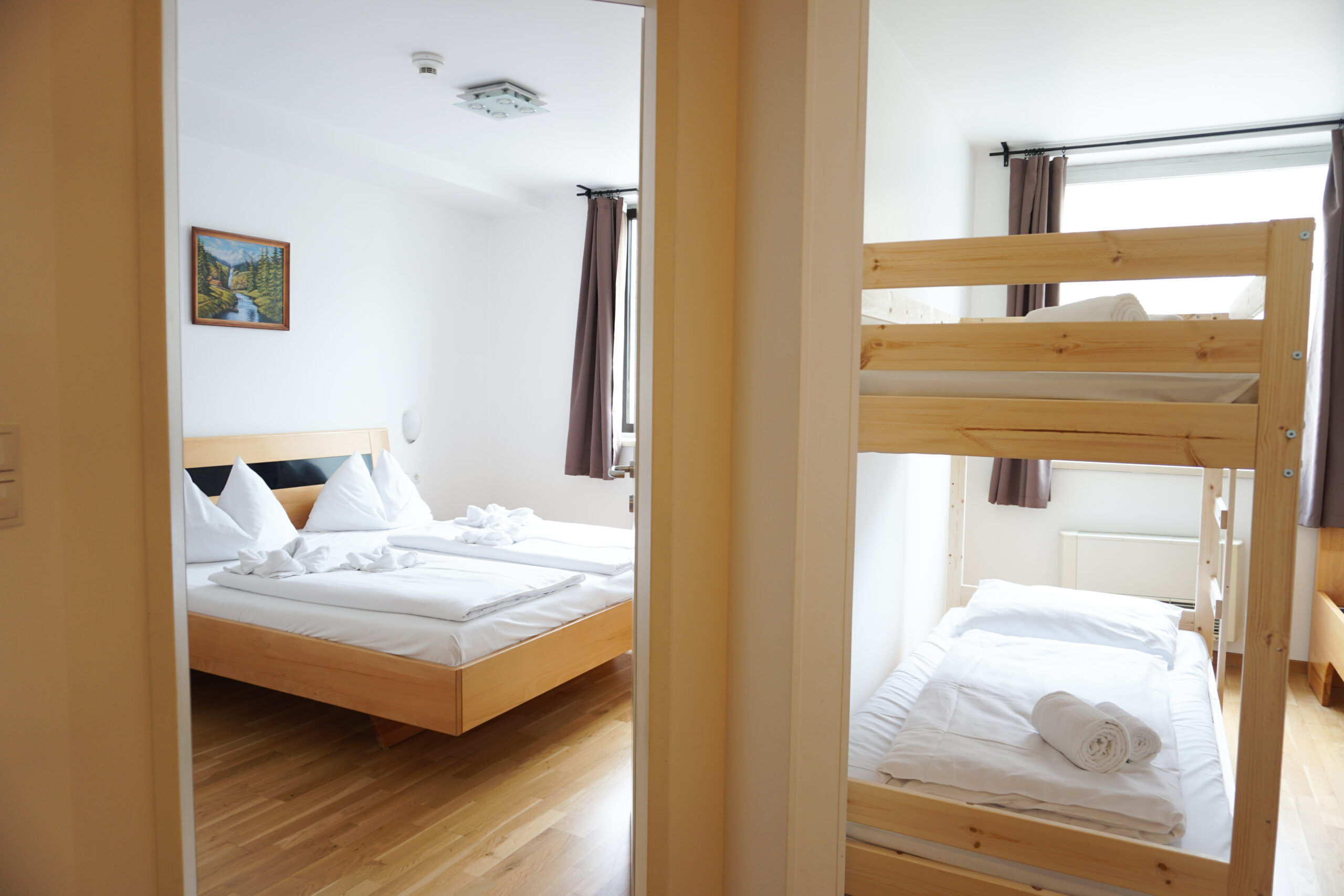 Wien mit Freunden erleben: Warum Mehrbettzimmer günstiger und entspannter sind als mehrere Doppelzimmer